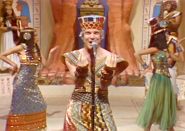 Steve Martin performs a song as King Tut on Saturday Night Live. morethings.com